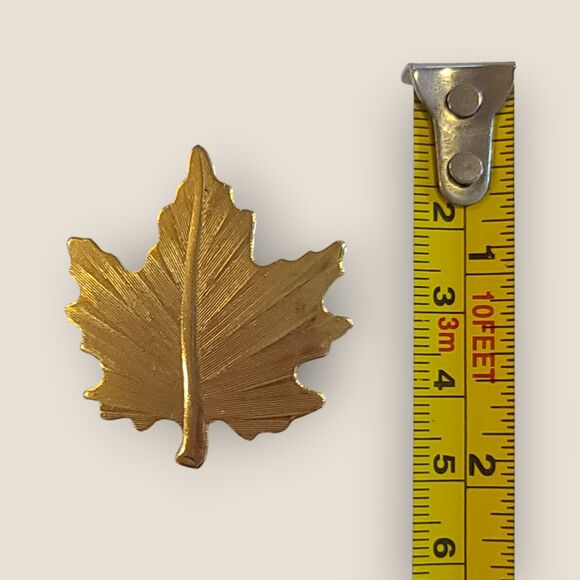 Vintage Gold Tone Brushed Textured Maple Leaf Pin Brooch - Picture 3 of 8